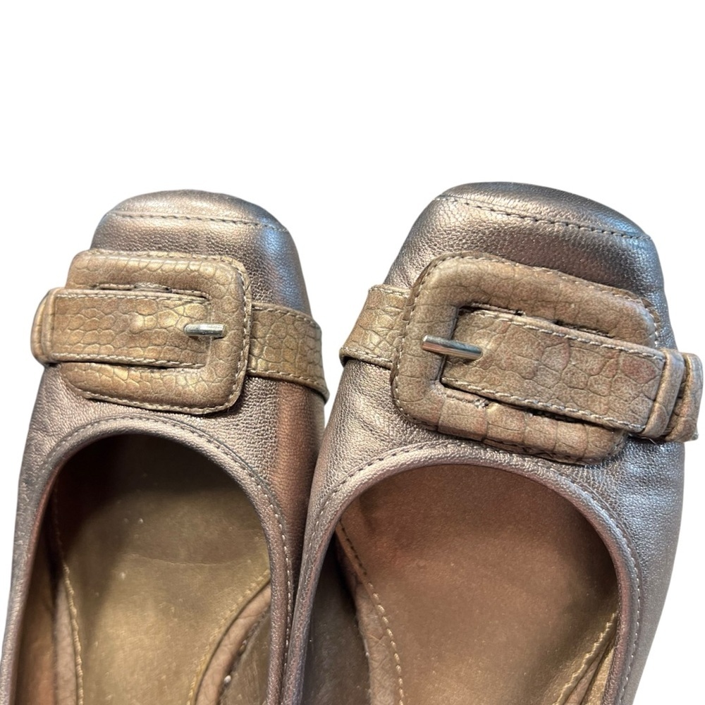 Bandolino Crome Antique Gold Leather Buckle Detail Closed Toe Flats Size 7 - Picture 12 of 12